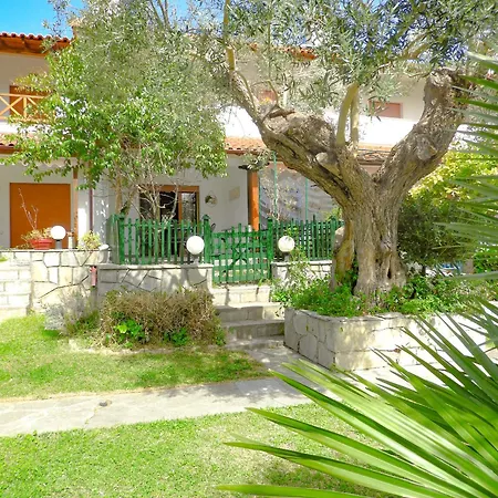 Holiday home Delmare Manchy's Summer Oasis